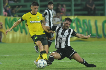 Buenos Aires, Argentina.- En las fotos tomadas el 20 de febrero del 2024, durante el partido entre Defensa y Justicia y Central Córdoba de Santiago del Estero por la fecha 6 de la Copa de la Liga en el Estadio Albirrojo. El Halcón y el Ferroviario no se sacaron diferencias en su encuentro. Defensa y Justicia comenzó con un gol de Dardo Miloc al minuto 19 del primer tiempo, pero luego igualó el encuentro Luciano Herrera en el minuto 25 de la misma etapa.