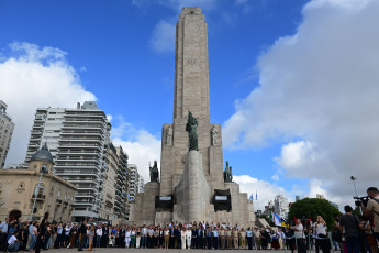 Rosario, Argentina.- En las fotos tomadas el 27 de febrero del 2024, el Intendente Pablo Javkin encabezó el acto de conmemoración del 212° aniversario del primer izamiento de la Bandera Nacional, enarbolada por primera vez en Rosario, a orillas del río Paraná por el General Manuel Belgrano.