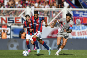 Buenos Aires, Argentina.- En las fotos tomadas el 13 de febrero del 2024, durante el partido entre San Lorenzo y Estudiantes de La Plata por la quinta fecha de la Copa de la Liga en el estadio Nuevo Gasómetro. San Lorenzo y Estudiantes La Plata empataron 1-1. Para San Lorenzo el gol fue marcado por Adam Bareiro (a los 57 minutos). Para Estudiantes La Plata el gol fue marcado por Javier Correa (a los 13 minutos).