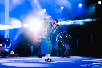 Neuquén, Argentina.- En las fotos tomadas el 12 de febrero del 2024, cerca de 300 mil espectadores asisten a la undécima edición de la Fiesta Nacional de la Confluencia, en Neuquén, con artistas como el rapero Dillom y la banda de cumbia La Delio Valdez (foto).