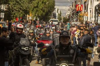 Bariloche, Argentina.- Photos taken on February 23, 2024 show a caravan of more than 100 Harley Davidson motorcycles that arrived at the iconic main square of Bariloche. The activity was carried out within the framework of the eighth edition of a regional meeting of fans of the legendary motorcycle brand. Dozens of ironworkers and tourists came to see the "Ultra Limit" and "Road King" models that circulated through the city. Ricardo Fort's "Fat Boy".