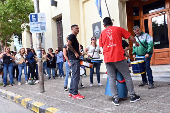 Viedma, Argentina.- En las fotos tomadas el 28 de febrero del 2024, el personal de la Legislatura de Río Negro, nucleado en la Asociación Personal Empleados Legislativos (APEL), realizó un paro de 24 horas en reclamo de mejoras salariales, de cara a la apertura de sesiones ordinarias del gobernador Alberto Weretilneck, programado para este viernes 1 de marzo.