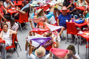 Jujuy, Argentina.- En las fotos tomadas el 8 de febrero del 2024, cientos de grupos de mujeres en toda la provincia de Jujuy encabezaban el esperado "Jueves de Comadres", tradicional festejo en el que renuevan los compromisos afectivos que las unen y que eleva al máximo los pálpitos por la llegada, este sábado, del desentierro del diablo carnavalero de la alegría.