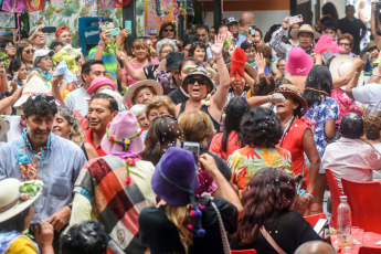 Jujuy, Argentina.- En las fotos tomadas el 8 de febrero del 2024, cientos de grupos de mujeres en toda la provincia de Jujuy encabezaban el esperado "Jueves de Comadres", tradicional festejo en el que renuevan los compromisos afectivos que las unen y que eleva al máximo los pálpitos por la llegada, este sábado, del desentierro del diablo carnavalero de la alegría.