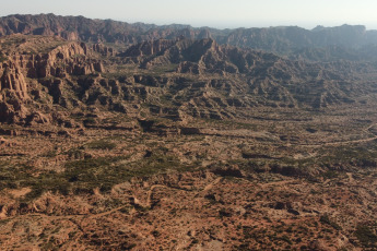 San Luis, Argentina.- En las fotos tomadas el 1 de febrero del 2024, el Parque Nacional Sierras de las Quijadas (PNSQ), en San Luis, comunicó el cierre de acceso al público hasta el sábado debido a la ola de calor que afecta a la provincia. Argentina atraviesa una ola de calor, con alerta por temperaturas muy elevadas en la zona oeste del país y también en el sur de la provincia de Buenos Aires. "Desde el norte de Patagonia hasta el norte de Argentina habrá temperaturas máximas entre los 35 y 42 grados celsius y temperaturas mínimas entre los 22 y 26 grados celsius", informó el Servicio Meteorológico Nacional (SMN).