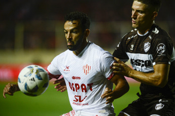 Santa Fe, Argentina.- En las fotos tomadas el 19 de febrero del 2024, Unión se enfrenta a Platense en un partido por la fecha 6 del torneo Argentina - Copa LPF 2024 en el estadio de la Avenida. Unión sacó un empate sin goles ante Platense.