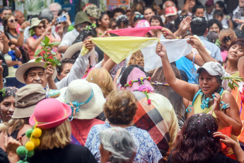 Jujuy, Argentina.- En las fotos tomadas el 8 de febrero del 2024, cientos de grupos de mujeres en toda la provincia de Jujuy encabezaban el esperado "Jueves de Comadres", tradicional festejo en el que renuevan los compromisos afectivos que las unen y que eleva al máximo los pálpitos por la llegada, este sábado, del desentierro del diablo carnavalero de la alegría.