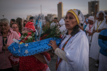 Mar del Plata, Argentina.- En las fotos tomadas el 4 de febrero del 2024, una multitud participa de la fiesta religiosa cultural y turística en la costa marplatense para homenajear a la mae Iemanjá y celebrar los 40 años de su realización en esta ciudad, además de los 25 consecutivos en la Playa Popular II. Como cada primer domingo de febrero y con una asistencia que se calcula en más de 15 mil personas, Mar del Plata fue escenario de la celebración que honra a la orixá africanista y rinde honor a la cultura y la Diversidad.