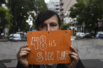 Buenos Aires, Argentina.- En las fotos tomadas el 12 de febrero del 2024, vecinos del barrio porteño de Caballito cortaron el tránsito para reclamar por la inmediata restitución del servicio eléctrico que desde hace varios días afecta a miles de usuarios. Son cerca de 10.000 usuarios los que permanecen sin suministro eléctrico y sin agua desde el sábado pasado, día en el que comenzaron los cortes generalizados.