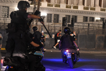 Buenos Aires, Argentina.- In photos taken on February 1, 2024, new clashes between police and protesters occurred outside Congress during the debate in the Chamber of Deputies of the so-called Bases law, which led legislators from the Kirchnerism and the left to present a motion to suspend the session, which was rejected by the majority of the legislative body.