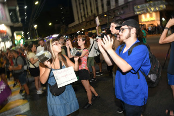 Buenos Aires, Argentina.- En las fotos tomadas el 21 de febrero del 2024, el Centro de Estudiantes de la Facultad de Filosofía y Letras de la Universidad de Buenos Aires (UBA), realizó un "cacerolazo" para reclamar por "presupuesto universitario, boleto educativo y salario digno para docentes y no docentes".