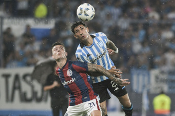 Avellaneda, Argentina.- La fotografía tomada el 9 de febrero de 2024 en el Estadio Racing Club muestra escenas del partido disputado entre el equipo local y San Lorenzo de Almagro. Adrián Martínez anotó tres goles para Racing, mientras que Mura anotó el único gol para San Lorenzo.