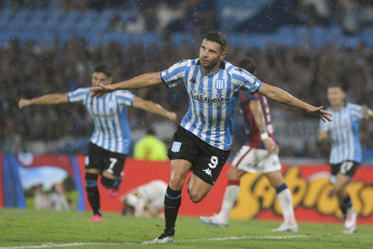 Avellaneda, Argentina.- La fotografía tomada el 9 de febrero de 2024 en el Estadio Racing Club muestra escenas del partido disputado entre el equipo local y San Lorenzo de Almagro. Adrián Martínez anotó tres goles para Racing, mientras que Mura anotó el único gol para San Lorenzo.