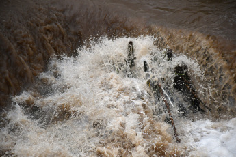 Córdoba, Argentina.- En las fotos tomadas el 23 de febrero del 2024, muestra los daños tras el temporal de lluvia, viento y granizo en Córdoba. Con precipitaciones que oscilaron entre los 70 y 130 milímetros, se ocasionaron anegamientos en las calles y también la interrupción de servicios por caída de postes de electricidad, según datos suministrados por fuentes de Bomberos y Defensa Civil.