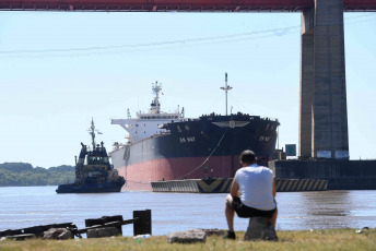 Entre Rios, Argentina.- In the photos taken on February 2, 2024, a concessionaire company carries out the operation to remove the damaged ship on the Miter Bridge of the Zárate-Brazo Largo Railway Complex, with a work group made up of 30 people. Five days after the cargo ship crashed into the Zárate-Brazo Largo bridge, over the waters of the Paraná River, the ship was removed from the scene.