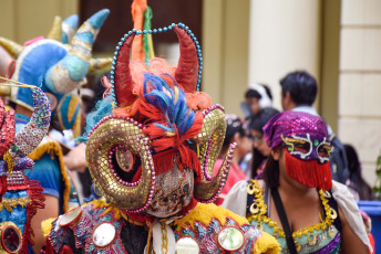 Jujuy, Argentina.- En las fotos tomadas el 8 de febrero del 2024, cientos de grupos de mujeres en toda la provincia de Jujuy encabezaban el esperado "Jueves de Comadres", tradicional festejo en el que renuevan los compromisos afectivos que las unen y que eleva al máximo los pálpitos por la llegada, este sábado, del desentierro del diablo carnavalero de la alegría.