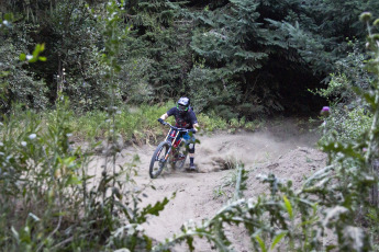 Bariloche, Argentina.- En las fotos tomadas el 19 de febrero del 2024, con una creciente red de senderos cada vez mejor construidos y con mayor mantenimiento, el ciclismo de montaña en Bariloche se ha consolidado como una actividad apuntada al ciclista de cierto nivel técnico, aunque sus promotores trabajan en la construcción de pistas más accesibles para acercar el "mountain bike" a las familias y turistas en general.