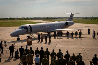 Buenos Aires, Argentina.- In the photos taken on February 5, 2024, the Minister of Defense, Luis Petri, led the presentation of an aircraft for the Air Force at the “El Palomar” air base. The presentation of the new aircraft, Embraer ERJ 140 LR (Long Range), a twin-engine regional range aircraft will be used to strengthen the operational capabilities of the I Air Brigade of the Argentine Air Force.