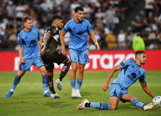 Buenos Aires, Argentina.- En las fotos tomadas el 15 de febrero del 2024, durante el partido entre Platense y Belgrano de Córdoba, en un partido válido por la quinta fecha de la Zona B de la Copa de la Liga Profesional en Vicente López. Platense y Belgrano igualaron 1 a 1. Así, el "Calamar" quedó en noveno puesto de la Zona B y el ‘Pirata’ en el penúltimo, sin conocer la victoria.