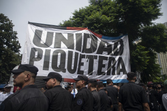 Buenos Aires, Argentina.- En las fotos tomadas el 23 de febrero del 2024, organizaciones sociales iniciaron una jornada nacional de protesta en reclamo de "alimentos". La nueva jornada de protesta, se realiza "con 500 cortes" de rutas en todo el país y en los accesos a la ciudad de Buenos Aires, para reclamar por asistencia alimentaria para comedores y merenderos comunitarios, entre otras demandas.