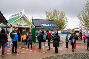 Buenos Aires, Argentina.- En las fotos tomadas el 26 de febrero del 2024, las personas visitan la ciudad turística de Ushuaia, Argentina. El presidente de la Dirección Provincial de Puertos, Roberto Murcia, destacó la normalidad en las operaciones del puerto de Ushuaia a pesar de conflictos portuarios en otras regiones del país e informó sobre una temporada récord de cruceros y turismo, con un aumento significativo en el movimiento de pasajeros.