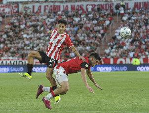 Buenos Aires, Argentina.- In the photos taken on February 19, 2024, Estudiantes faces Newell's, at the closing of the 6th round of the Argentine League Cup at the Jorge Luis Hirsch stadium. Estudiantes de La Plata defeated Newell's Old Boys with two goals from Uruguayan Mauro Méndez to win 2-0, moving up to second place in Zone B of the Argentine Football League Cup.