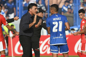 Buenos Aires, Argentina.- In the photos taken on February 18, 2024, Vélez vs. Huracán, on date 6 for the League Cup at the José Amalfitani Stadium. Vélez defeated Huracán 1-0. It was Emanuel Mammana who scored the goal for Fortín in the 47th minute of the second half.