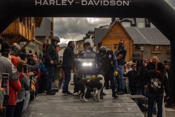 Bariloche, Argentina.- Photos taken on February 23, 2024 show a caravan of more than 100 Harley Davidson motorcycles that arrived at the iconic main square of Bariloche. The activity was carried out within the framework of the eighth edition of a regional meeting of fans of the legendary motorcycle brand. Dozens of ironworkers and tourists came to see the "Ultra Limit" and "Road King" models that circulated through the city. Ricardo Fort's "Fat Boy".