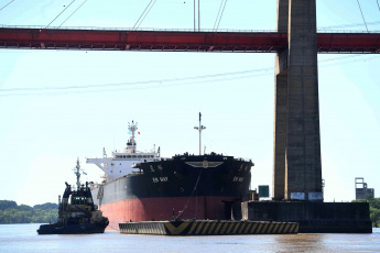 Entre Rios, Argentina.- In the photos taken on February 2, 2024, a concessionaire company carries out the operation to remove the damaged ship on the Miter Bridge of the Zárate-Brazo Largo Railway Complex, with a work group made up of 30 people. Five days after the cargo ship crashed into the Zárate-Brazo Largo bridge, over the waters of the Paraná River, the ship was removed from the scene.