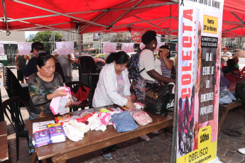 Buenos Aires, Argentina.- En las fotos tomadas el 27 de febrero del 2024, contra el cierre de los comedores populares, el movimiento piquetero realizó una jornada solidaria de donaciones de alimentos no perecederos y útiles escolares para entregar a quienes asisten a los comedores y merenderos que administra la organización social en distintos lugares del país.