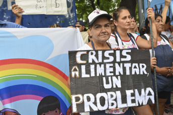 Buenos Aires, Argentina.- En las fotos tomadas el 7 de febrero del 2024, cocineras y coordinadoras de comedores comunitarios pertenecientes a diversas organizaciones sociales iniciaron una nueva "jornada nacional de protesta" denominada "Cocineras contra el hambre" en distintos puntos del país, en reclamo de asistencia alimentaria para comedores y merenderos comunitarios.