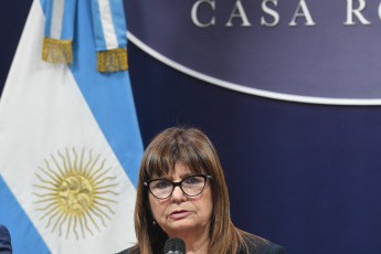 Chaco, Argentina.- En las fotos tomadas el 14 de febrero del 2024, los ministros de Seguridad, Patricia Bullrich, y de Justicia, Mariano Cúneo Libarona, denunciaron en Casa de Gobierno una red de trata que operaba mediante planes sociales en la provincia de Chaco. En una conferencia de prensa que ofrecieron junto al gobernador de Chaco, Leandro Zdero, en el Salón de Conferencias de la Casa Rosada, los funcionarios explicaron que la red que funcionaba en la provincia estaba "comandada por un con que prostituía mujeres a cambio de otorgar y administrar sus planes sociales".