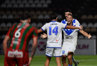 Buenos Aires, Argentina.- En las fotos tomadas el 21 de febrero del 2024, durante el partido entre Vélez y Sportivo Las Parejas por los 32avos de la Copa Argentina, en el estadio de Platense. Vélez le ganó 2 a 1 a Sportivo Las Parejas de Santa Fe. Abiel Osorio y Claudio Aquino, anotaron los goles del equipo de Liniers.