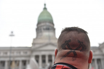 Buenos Aires, Argentina.- En las fotos tomadas el 6 de febrero del 2024, muestra el fuerte operativo de seguridad frente al Congreso mientras la Cámara de Diputados retomaba la sesión especial de la denominada Ley Ómnibus. Las reformas del presidente de Argentina, Javier Milei, dieron marcha atrás, por falta de apoyo de sus aliados en la Cámara de Diputados, que volverá a tratarlas desde cero en una comisión.