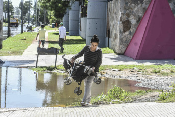 Buenos Aires, Argentina.- En las fotos tomadas el 13 de febrero del 2024, muestra calles inundadas tras la crecida el Río de la Plata. El Servicio de Hidrografía Naval (SHN) actualizó el alerta por crecida del Río de la Plata en la Ciudad de Buenos Aires y las zonas costeras del norte y del sur del conurbano bonaerense, donde se registrarán alturas superiores a los 2.30 metros, a la vez que permanece vigente otro alerta para la costa atlántica, entre Mar del Plata y San Clemente del Tuyú.