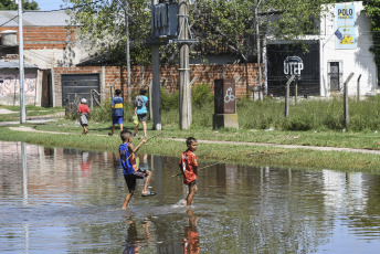 Buenos Aires, Argentina.- In the photos taken on February 13, 2024, it shows flooded streets after the Río de la Plata flooded. The Naval Hydrography Service (SHN) updated the alert for flooding of the Río de la Plata in the City of Buenos Aires and the coastal areas of the north and south of the Buenos Aires suburbs, where heights greater than 2.30 meters will be recorded, at the same time that another alert remains in force for the Atlantic coast, between Mar del Plata and San Clemente del Tuyú.