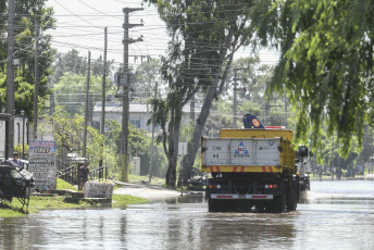 Buenos Aires, Argentina.- En las fotos tomadas el 13 de febrero del 2024, muestra calles inundadas tras la crecida el Río de la Plata. El Servicio de Hidrografía Naval (SHN) actualizó el alerta por crecida del Río de la Plata en la Ciudad de Buenos Aires y las zonas costeras del norte y del sur del conurbano bonaerense, donde se registrarán alturas superiores a los 2.30 metros, a la vez que permanece vigente otro alerta para la costa atlántica, entre Mar del Plata y San Clemente del Tuyú.