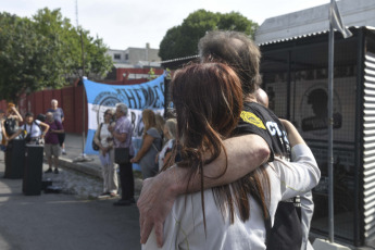 Buenos Aires, Argentina.- En las fotos tomadas el 5 de febrero del 2024, familiares y amigos de las víctimas del incendio de Iron Mountain recordaron a los "Héroes de Barracas" al cumplirse diez años de la trágica jornada en la que murieron ocho bomberos y dos rescatistas de Defensa Civil cuando combatían las llamas desatadas en el depósito de la empresa internacional.