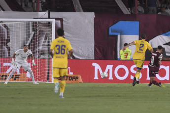 Buenos Aires, Argentina.- En las fotos tomadas el 18 de febrero del 2024, durante el partido Boca vs. Lanús, por el Grupo B de la Copa de la Liga en La Fortaleza. Lanús derrotó 2-1 a Boca Juniors y le arrebató el invicto de cara al Superclásico del próximo domingo en el Monumental. Con la derrota, Boca quedó séptimo en la Zona B y se las verá con River en el Monumental, en la fecha de clásicos de la Copa de la Liga.