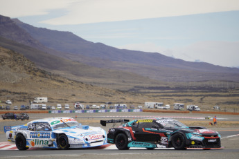 El Calafate, Argentina.- En la foto tomada el 24 de febrero de 2024, el Turismo Carretera está presente en el autódromo Enrique “Quique” Freile, de El Calafate, donde se está disputando la primera fecha de la temporada 2024. Según lo establecido, el sábado debían disputarse tres entrenamientos para la divisional mayor. Este viernes se informó que se eliminó el primer entrenamiento del día. Por lo tanto, el inicio de actividad que estaba previsto para las 8.50h, comenzará a las 10h.