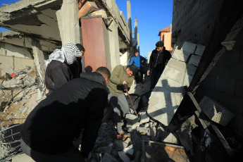 Franja de Gaza, Palestina.- En la fotografía tomada el 24 de febrero de 2024 se muestra un edificio destruído en un ataque aéreo israelí en la ciudad de Rafah, en el sur de la Franja de Gaza. Al menos ocho palestinos, entre ellos un niño, murieron en un ataque aéreo israelí dirigido a una casa en la ciudad de Rafah, confirmaron el sábado fuentes médicas palestinas.