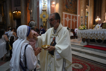 Buenos Aires, Argentina.- En las fotos tomadas el 11 de febrero del 2024, cientos de fieles participaron de una misa en la basílica de Nuestra Señora de la Piedad, ubicada en el barrio porteño de San Nicolás, en la que realizaron veneración de reliquias y una procesión con la imagen de María Antonia de San José de Paz y Figueroa, conocida como Mama Antula, quien fue convertida este domingo en la primera santa argentina.