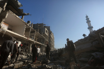 Franja de Gaza, Palestina.- En la fotografía tomada el 24 de febrero de 2024 se muestra un edificio destruído en un ataque aéreo israelí en la ciudad de Rafah, en el sur de la Franja de Gaza. Al menos ocho palestinos, entre ellos un niño, murieron en un ataque aéreo israelí dirigido a una casa en la ciudad de Rafah, confirmaron el sábado fuentes médicas palestinas.