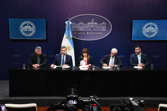 Chaco, Argentina.- En las fotos tomadas el 14 de febrero del 2024, los ministros de Seguridad, Patricia Bullrich, y de Justicia, Mariano Cúneo Libarona, denunciaron en Casa de Gobierno una red de trata que operaba mediante planes sociales en la provincia de Chaco. En una conferencia de prensa que ofrecieron junto al gobernador de Chaco, Leandro Zdero, en el Salón de Conferencias de la Casa Rosada, los funcionarios explicaron que la red que funcionaba en la provincia estaba "comandada por un con que prostituía mujeres a cambio de otorgar y administrar sus planes sociales".