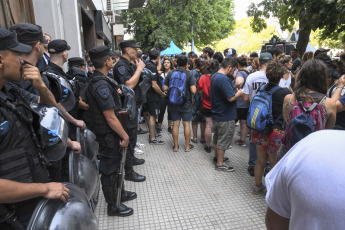 Buenos Aires, Argentina.- En las fotos tomadas el 5 de febrero del 2024, organizaciones sociales nucleadas en la Unión de Trabajadores y Trabajadoras de la Economía Popular (UTEP) realizaron una protesta denominada la "fila del hambre" para pedir asistencia alimentaria para los comedores comunitarios, en tanto el Gobierno pidió hacer el reclamo por los "canales oficiales".