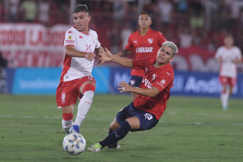 Buenos Aires, Argentina.- In the photos taken on February 8, 2024, during the match between Huracán and Independiente at the Tomás Adolfo Ducó stadium, for the fourth day of the Professional League Cup. Independiente drew 0-0 with Huracán. Independiente lost two points and is third in Zone A. While Huracán scored again after two defeats.