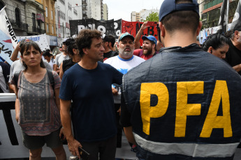 Buenos Aires, Argentina.- En las fotos tomadas el 8 de febrero del 2024, un grupo de manifestantes, pertenecientes a los movimientos sociales nucleados en la Unidad Piquetera (UP), se concentran en la Plaza Alsina de la localidad bonaerense de Avellaneda, con intenciones de llegar al Puente Pueyrredón, en reclamo de asistencia alimenticia para los comedores comunitarios.