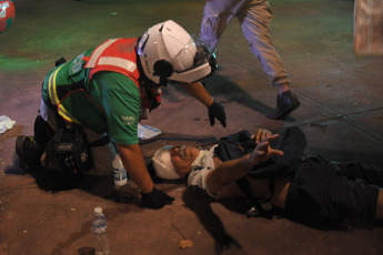 Buenos Aires, Argentina.- En las fotos tomadas el 1 de febrero del 2024, nuevos enfrentamientos entre policías y manifestantes se produjeron a las afueras del Congreso durante el debate en la Cámara de Diputados de la denominada ley Bases, lo que llevó a legisladores del kirchnerismo y la izquierda a presentar una moción para suspender la sesión, lo que fue rechazado por la mayoría del cuerpo legislativo.