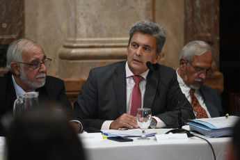 Buenos Aires, Argentina.- En las fotos tomadas el 22 de febrero del 2024, la Comisión Bicameral de Tratamiento Legislativo comenzó a deliberar para designar autoridades y acordar su esquema de trabajo, dado que debe tratar decretos de necesidad y urgencia (DNU) dictados por el Gobierno anterior y el DNU 70/2023 dictado por el presidente Javier Milei, que deroga y modifica leyes y propone, entre otras medidas, una reforma laboral.