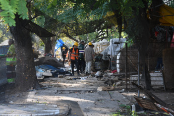 Buenos Aires, Argentina.- In the photos taken on February 29, 2024, the Government of the City of Buenos Aires carried out an eviction operation at one of the entrances to the Padre Carlos Mugica neighborhood and access to the bus terminal, which It had been illegally occupied five years ago for the operation of an informal fair in which stolen items, among other products, were sold.